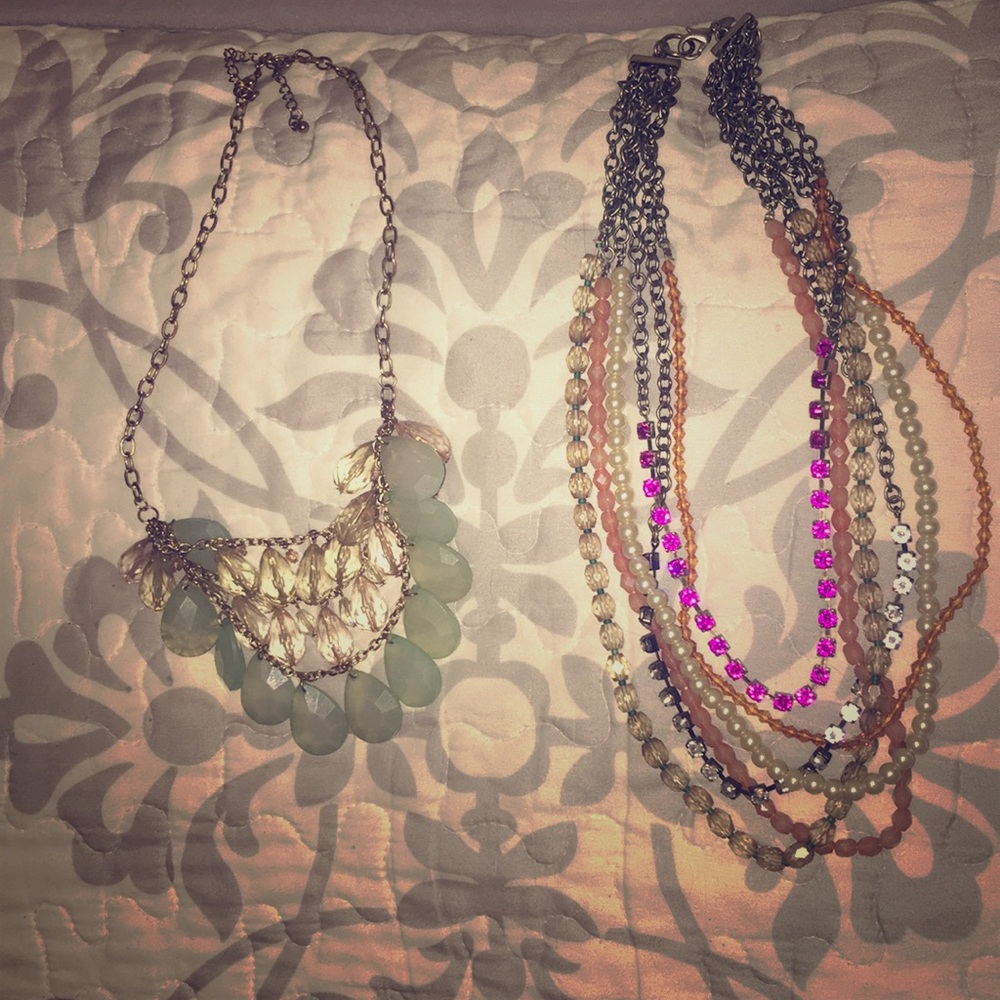 Statement nacklace(s)